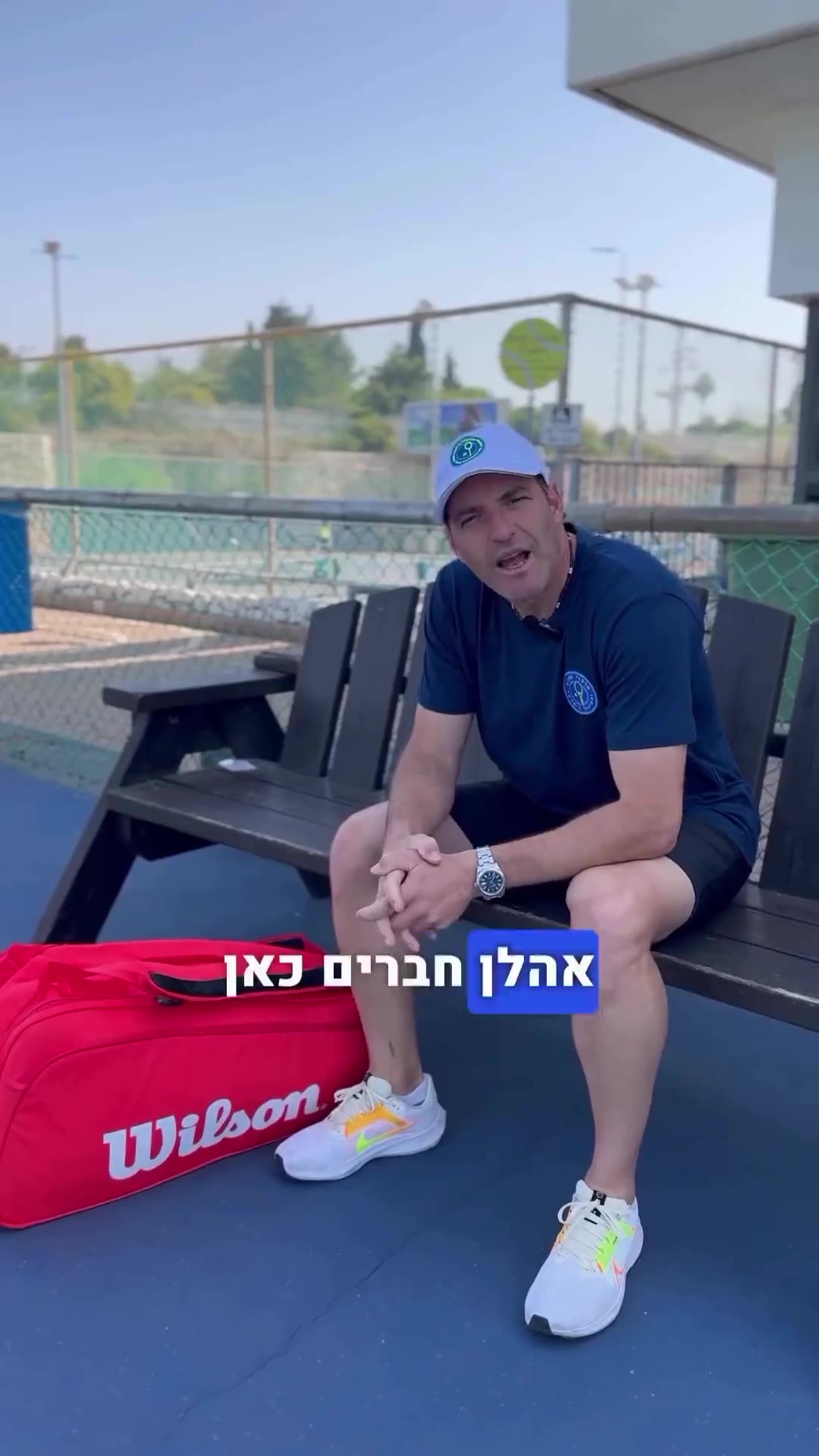 יוני ארליך מספר – מה שחקן טניס מקצוען שם בתיק טניס שלו!