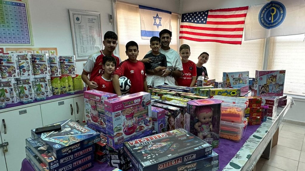אלינב ברדה עם ילדי באר שבע אוספים ומחלקים צעצועים לילדי העוטף