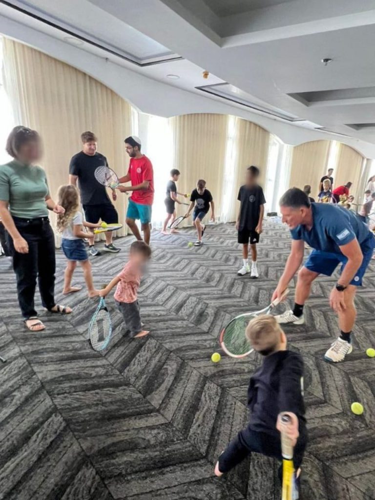 תמונה קבוצתית - ילדי העוטף מגיעים לצפון לקבל אימון בזמן מלחמה