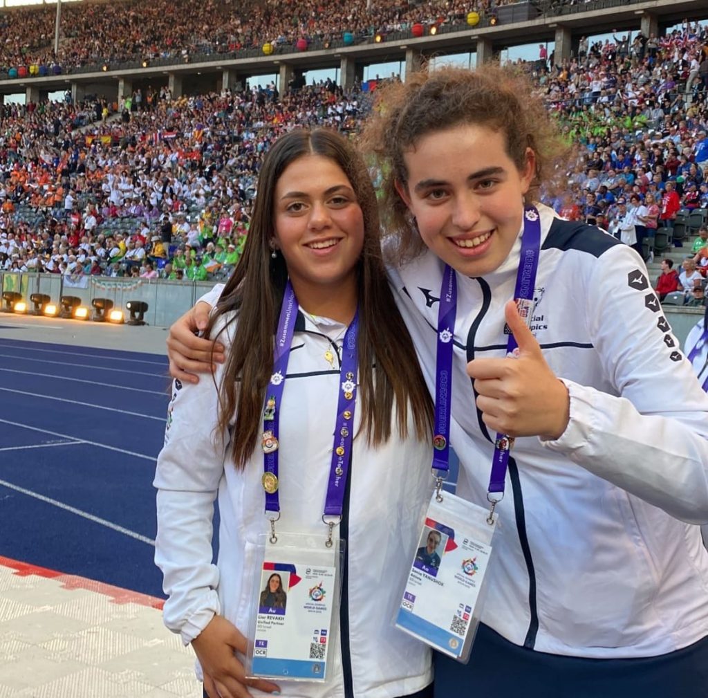סוניה ינושוק וליאור רווח ממרכז הטניס אשקלון בטקס פתיחת משחקי הספיישל אולימפיקס 