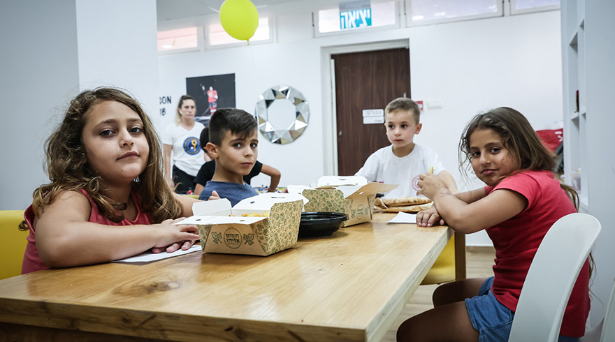 הנתינה מעבר לטניס