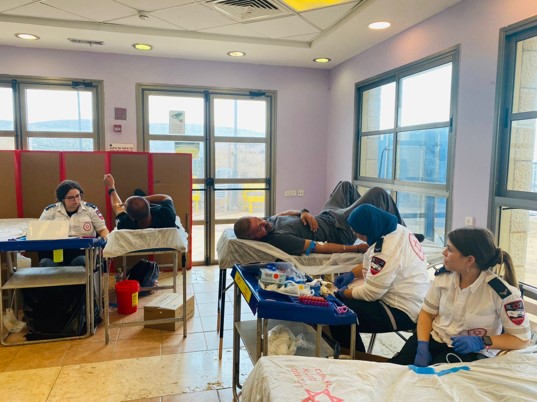 צוות סאג'ור תורמים דם בזמן המלחמה
