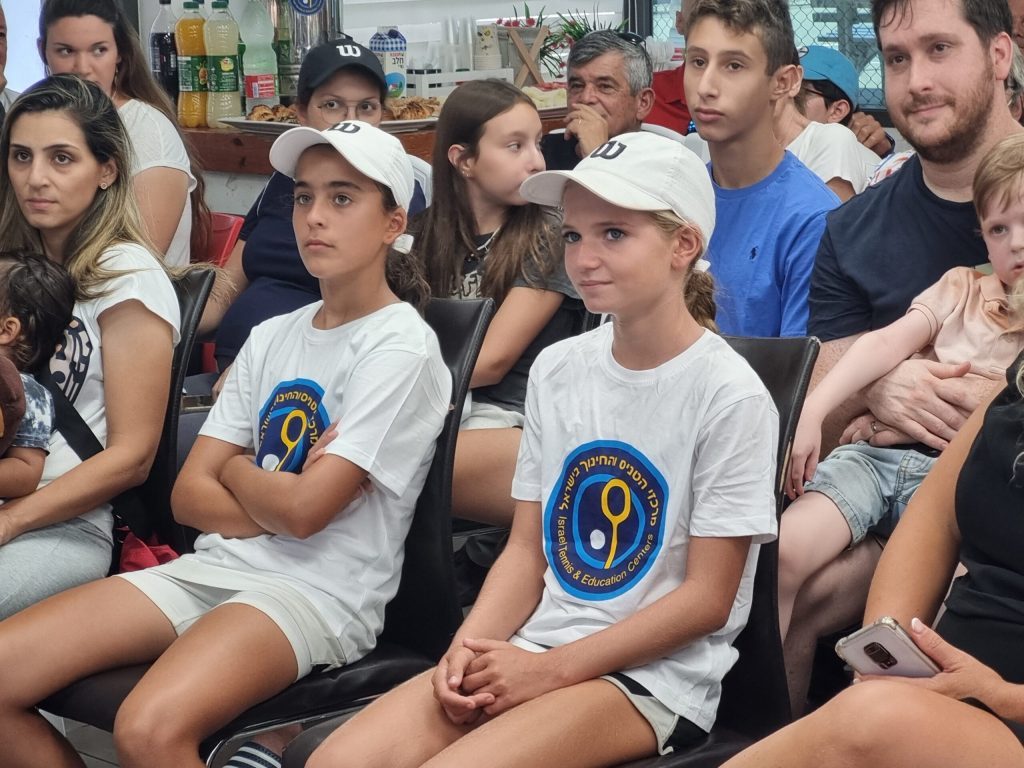 מעניקים מלגות לטניסאיות צעירות