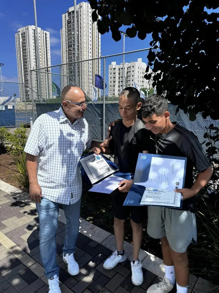 טניס מעבר למגרש: חברות מיוחדת נרקמת במרכזי הטניס והחינוך