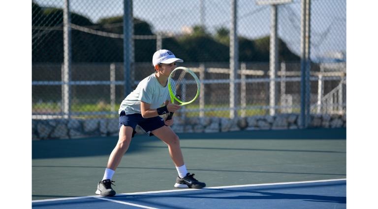 ילד חובט על המגרש