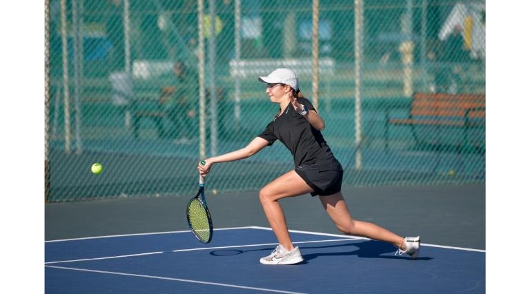 ילדה חובטת על המגרש