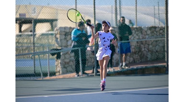 ילדה חובטת על המגרש